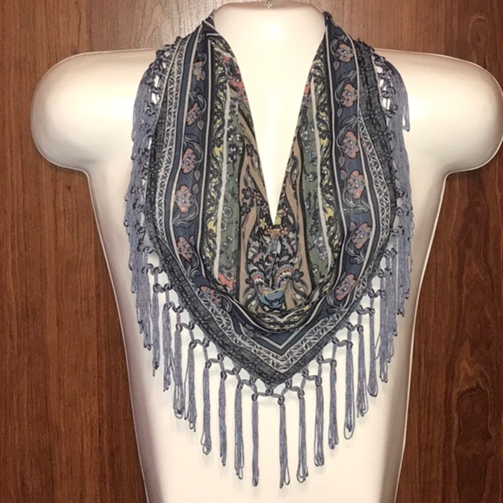PRETTY SCARF, NWOT
